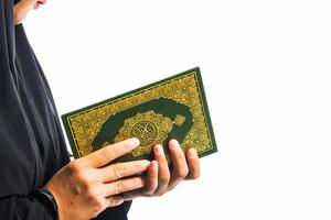 koran in der hand heiliges buch der muslime öffentlicher gegenstand aller muslime koran in der hand muslime frau foto