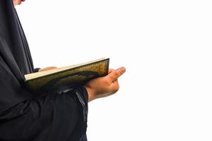 koran in der hand heiliges buch der muslime öffentlicher gegenstand aller muslime koran in der hand muslime frau foto