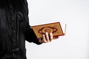 koran in der hand heiliges buch der muslime öffentlicher gegenstand aller muslime foto