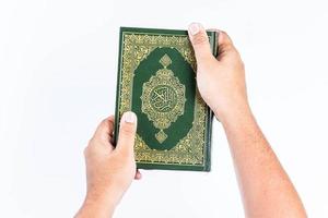 koran in der hand heiliges buch der muslime öffentlicher gegenstand aller muslime foto