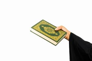 koran in der hand heiliges buch der muslime öffentlicher gegenstand aller muslime koran in der hand muslime frau foto