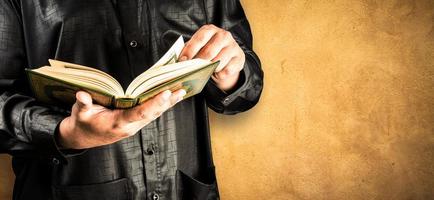 koran in der hand heiliges buch der muslime öffentlicher gegenstand aller muslime foto