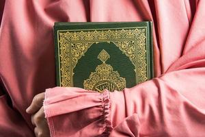 koran in der hand heiliges buch der muslime öffentlicher gegenstand aller muslime koran in der hand muslime frau foto