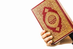 koran in der hand heiliges buch der muslime öffentlicher gegenstand aller muslime koran in der hand muslime frau foto