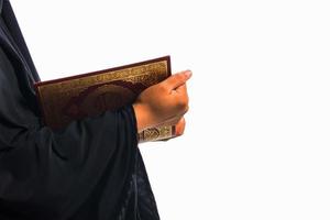 koran in der hand heiliges buch der muslime öffentlicher gegenstand aller muslime koran in der hand muslime frau foto