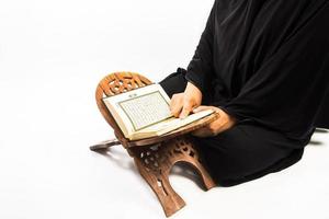 koran in der hand heiliges buch der muslime öffentlicher gegenstand aller muslime koran in der hand muslime frau foto