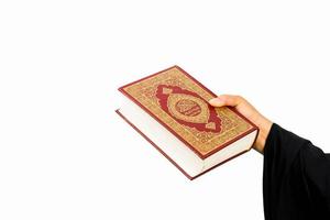 koran in der hand heiliges buch der muslime öffentlicher gegenstand aller muslime koran in der hand muslime frau foto