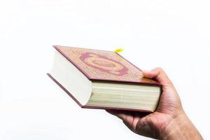 koran in der hand heiliges buch der muslime öffentlicher gegenstand aller muslime foto