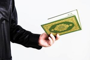 koran in der hand heiliges buch der muslime öffentlicher gegenstand aller muslime foto