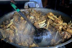 Tengkleng in einer großen Pfanne kochen. Ziegenfleisch mit Rippen und Knochen, gekocht mit Suppe. indonesisches traditionelles essen aus grilllammknochen. foto