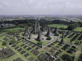 luftaufnahme der wunderschönen landschaft prambanan tempelanlage in yogyakarta, indonesien foto