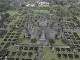 luftaufnahme der wunderschönen landschaft prambanan tempelanlage in yogyakarta, indonesien foto