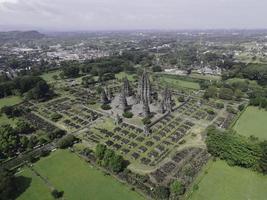 luftaufnahme der wunderschönen landschaft prambanan tempelanlage in yogyakarta, indonesien foto