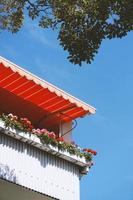 balkon in deutschland mit geranienblumenkästen und festzelt foto