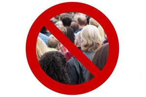 soziale distanzierung - verbot öffentlicher versammlungen - kein verbotsschild für menschenmassen foto