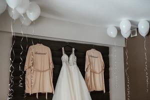 perfektes hochzeitsbrautkleid am hochzeitstag foto