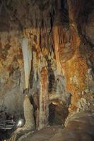 Grotte di Toirano, was Toirano-Höhlen bedeutet, ist ein Karsthöhlensystem foto