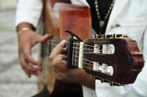 Mann, der die spanische Gitarre spielt foto