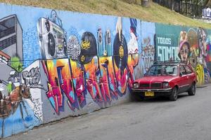 medellin, kolumbien, 2019 - straßenkunst der comuna 13 in medellin. Einst als gefährlichstes Barrio Kolumbiens bekannt, ist die Graffiti-Tour heute eine der beliebtesten Touristenattraktionen in Medellin. foto