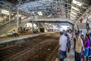 colombo, sri lanka, 2014 - nicht identifizierte passagiere am fortbahnhof in colombo. Fort Railway Station ist ein wichtiger Eisenbahnknotenpunkt in Colombo und wurde 1908 eröffnet. foto