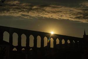 Blick auf das berühmte Aquädukt von Segovia bei Sonnenuntergang. foto