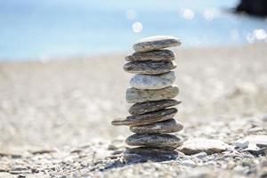 Kiesel beim Balancieren am Strand foto