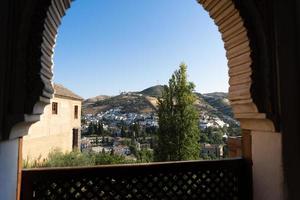 albayzin bezirk von granada, spanien, von einem fenster im alhambra-palast foto