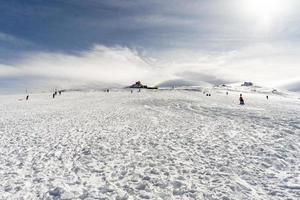 leute, die spaß in den schneebedeckten bergen in sierra nevada haben foto