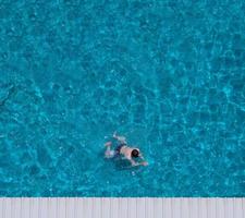 Luftbilder des Swimmingpools an einem sonnigen Tag. foto