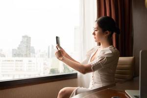 eine junge Geschäftsfrau, die um die ganze Welt reist, um Geschäfte zu machen. müssen in einem Hotel als Ort der Erholung wohnen und leben foto