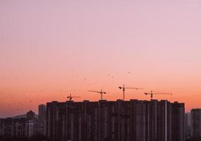 Baukran Gebäude Wohnhaus am frühen Morgen Sonnenaufgang Zeit. Kiew, Ukraine foto