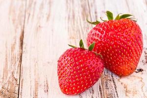 frische Erdbeeren auf weißem Holztisch