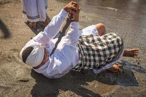 Sanur, Bali, Indonesien, 2015 - Melasti ist eine hinduistische balinesische Reinigungszeremonie und ein Ritual foto