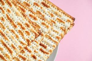 fröhliches Pessach. Matzo auf einem rosa Hintergrund. foto