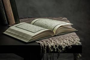 koran heiliges buch der muslime öffentlicher gegenstand aller muslime auf dem tisch, stillleben foto