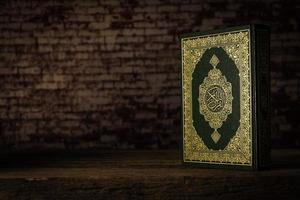 koran heiliges buch der muslime öffentlicher gegenstand aller muslime auf dem tisch, stillleben foto