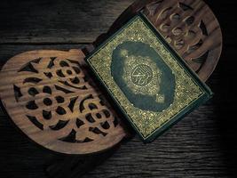 koran heiliges buch der muslime öffentlichkeitsgegenstand aller muslime stillleben foto