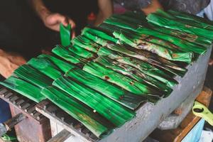 kochen oder grillen von traditionellen lokalen speisen otak otak in indonesien. Hergestellt aus gegrillten Fischfrikadellen aus Jakarta. foto