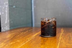 Eis-Cola-Glas auf dem Tisch foto
