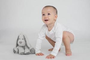 Baby auf weißem Hintergrund foto