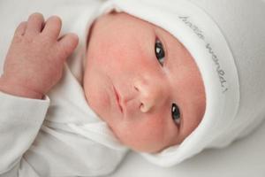 gesicht baby in einem weißen hut foto