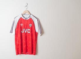 bangkok, thailand - 18. jan 2022 - arsenal retro shirt home trikot saison 1991-1992 foto