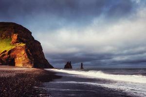 die Felsentrollzehen. Reynisdrangar-Klippen. schwarzer Sandstrand foto