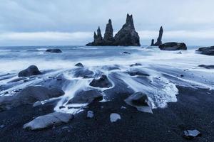 die Felsentrollzehen. Reynisdrangar-Klippen. schwarzer Sandstrand foto