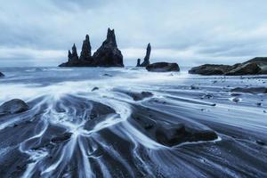 die Felsentrollzehen. Reynisdrangar-Klippen. schwarzer Sandstrand foto