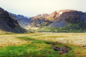 sanfte Hänge schneebedeckter Berge und Gletscher. wunderbar ich foto