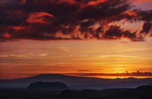 orangefarbener Himmel über den Bergen. foto