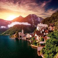 fantastische Aussicht auf die Stadt zwischen den Bergen. hallstatt österreich foto