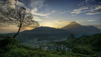Panorama-Sonnenaufgang auf den Bergen am Aussichtspunkt Tieng, Regentschaft Wonosobo, Indonesien. foto