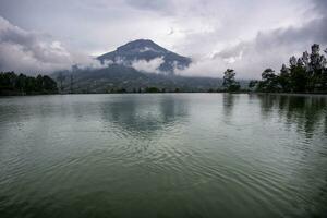 Blick auf die nebligen Berge bei Embung Kledung Wonosobo Indonesien foto